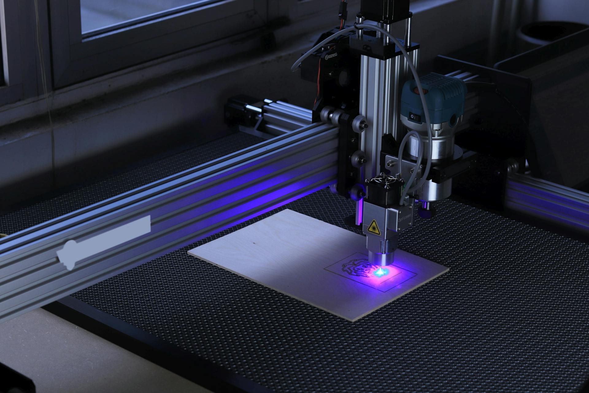 Kann ein Lasergravierer Metall schneiden?